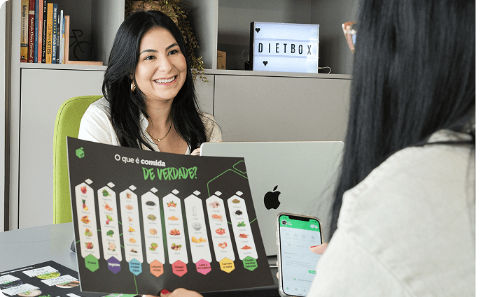 Nutricionista usando o Dietbox com frascos de suplementos